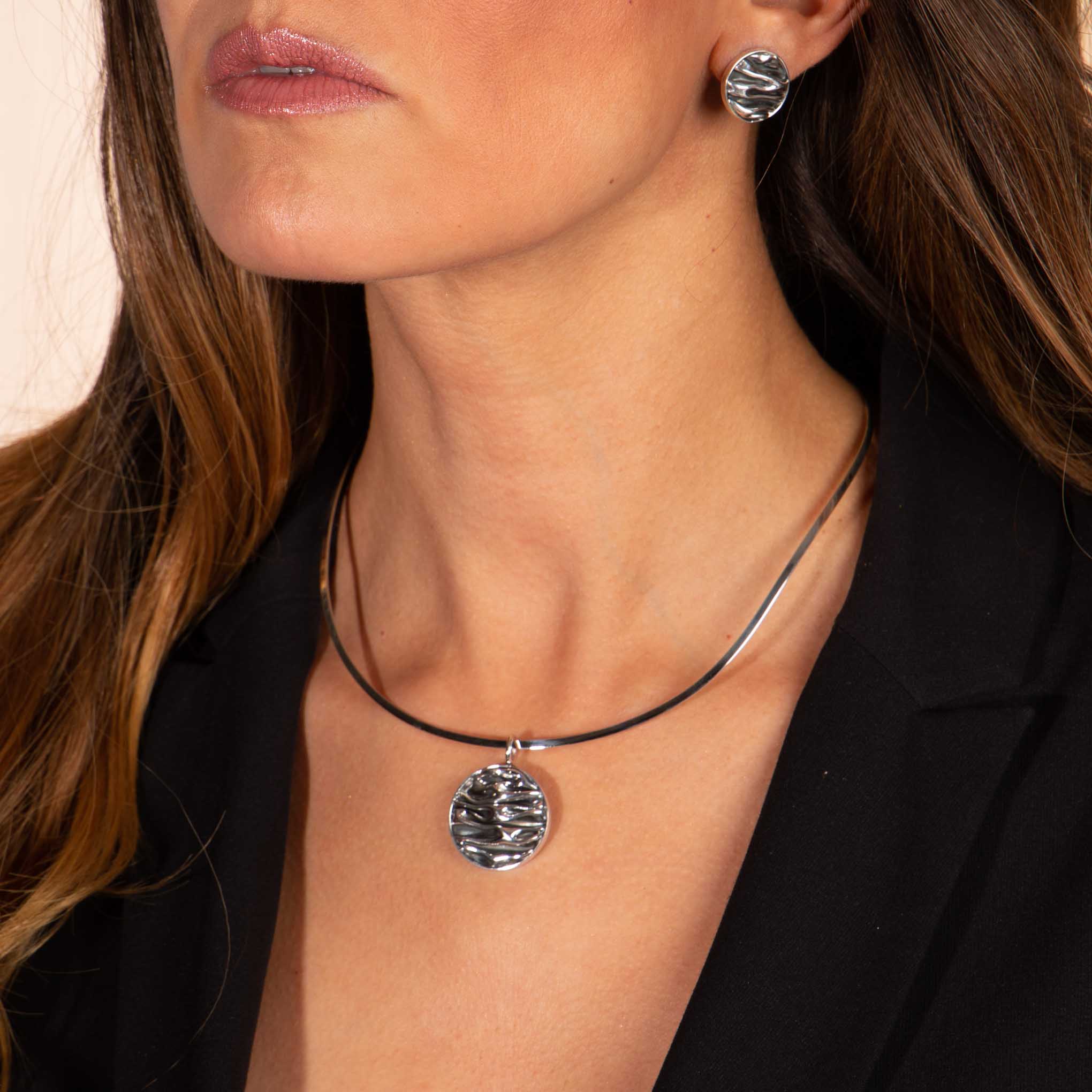 Aretes y dije circular de plata pavonada