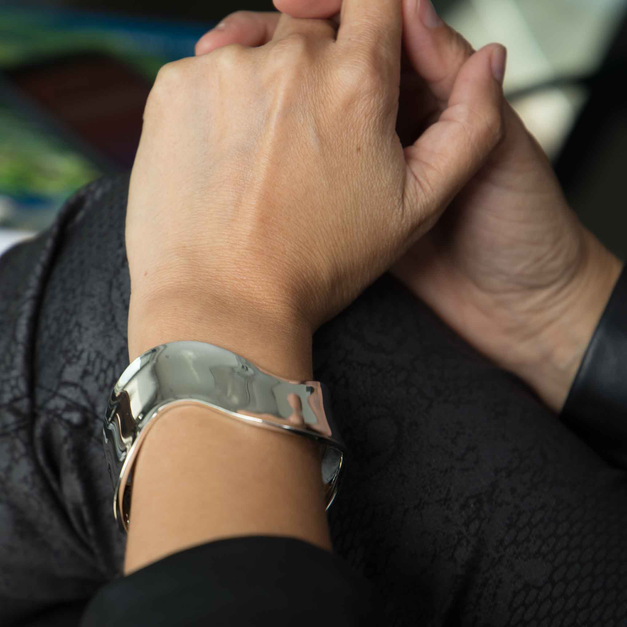 Brazalete ondulado de plata