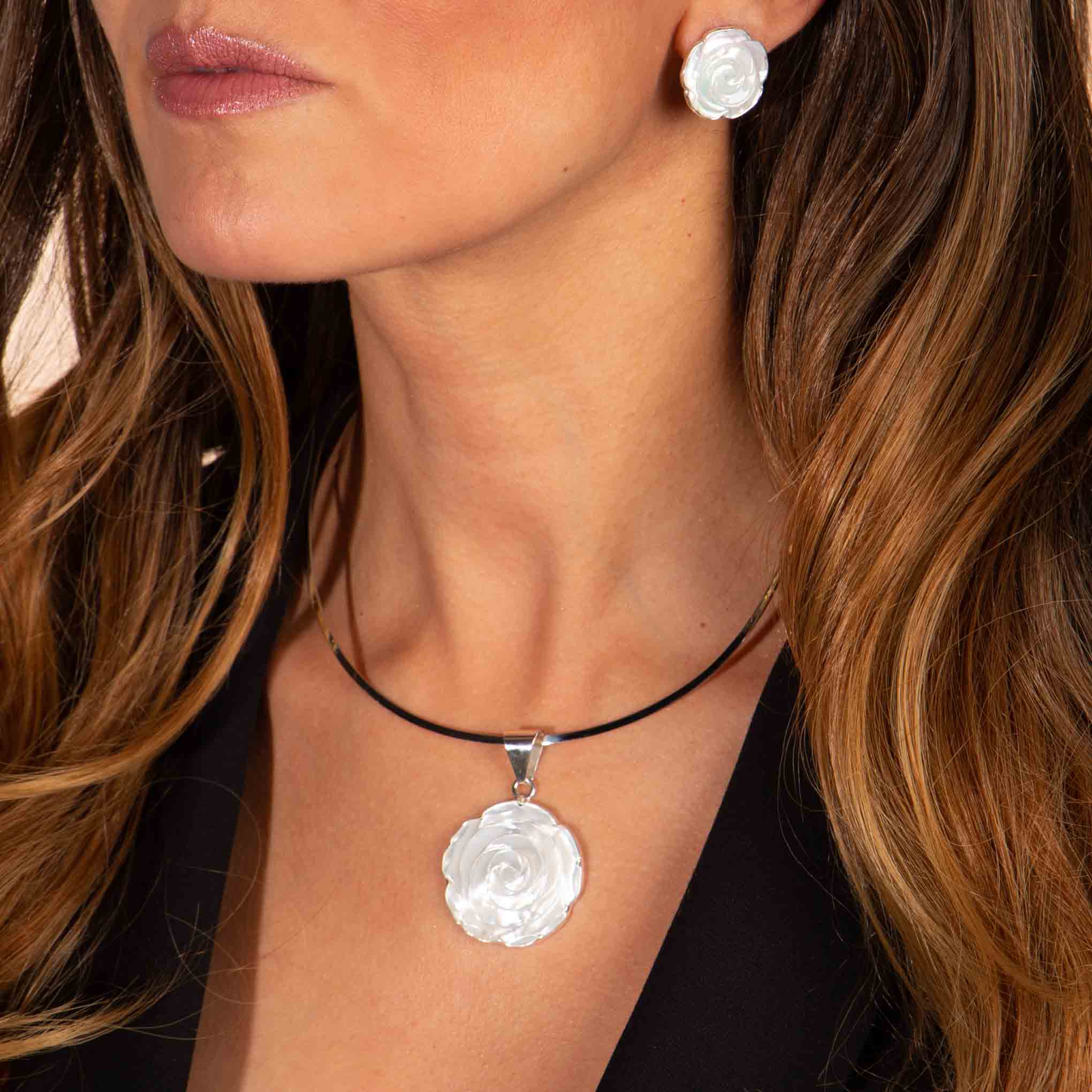 Aretes y dije de flor madre perla