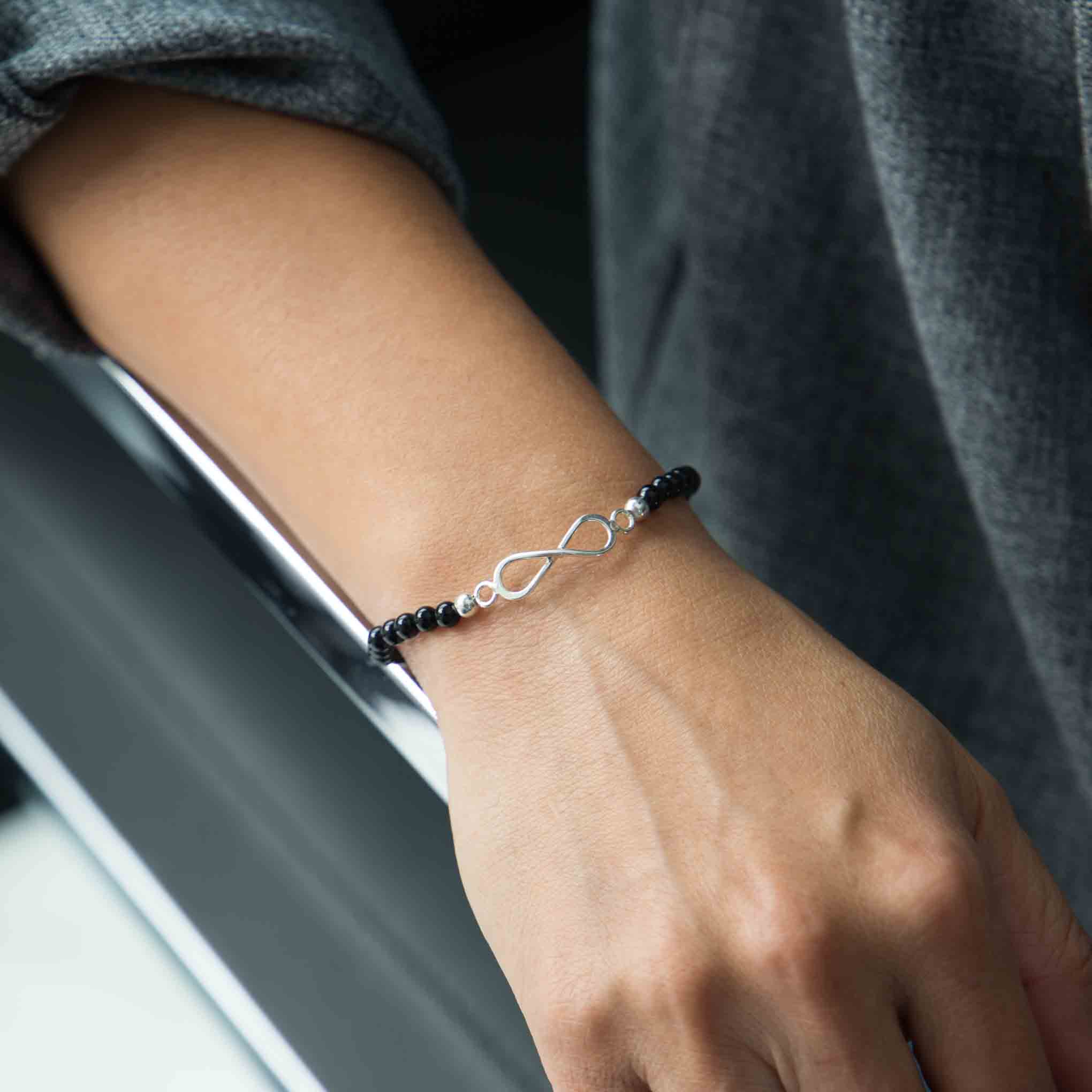 Pulsera de ónix con infinito de plata