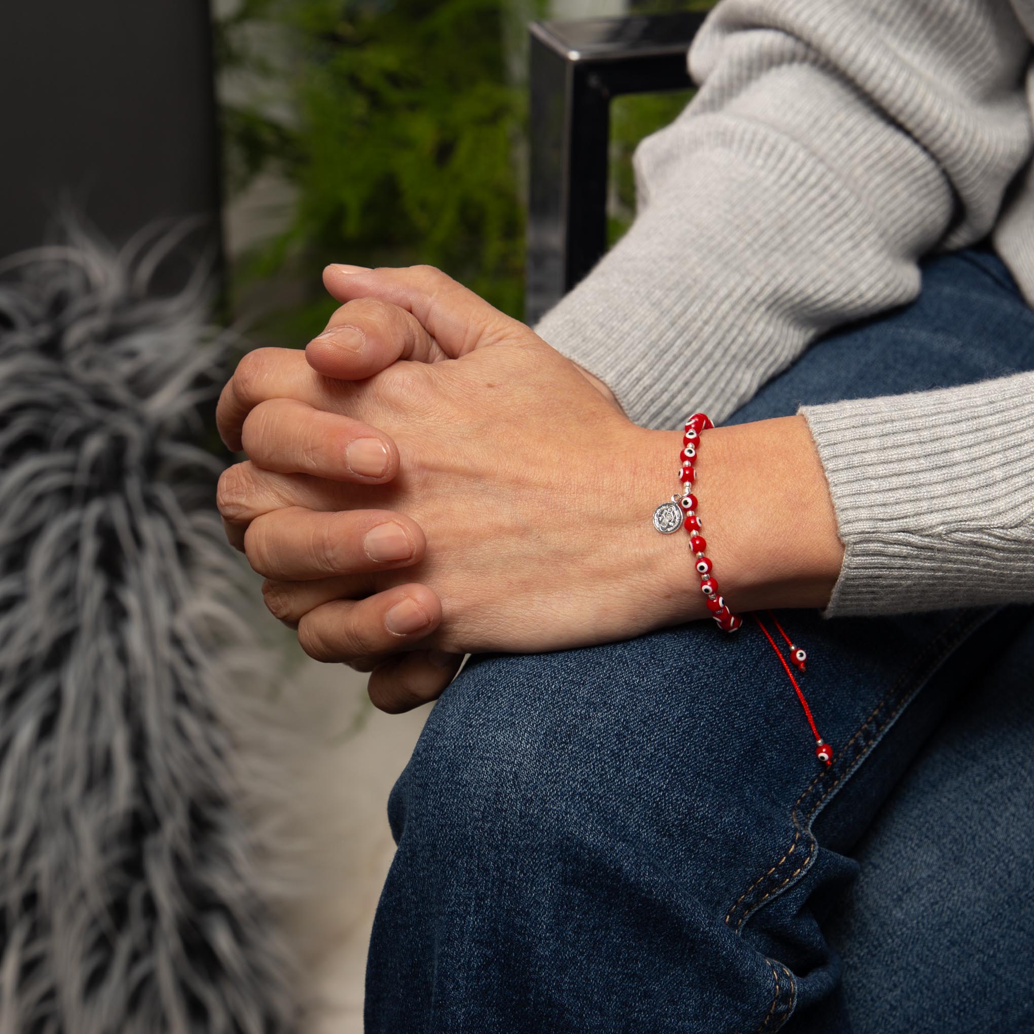 Pulsera de hilo con dije de San Benito de plata y ojos turcos de plata mexicana