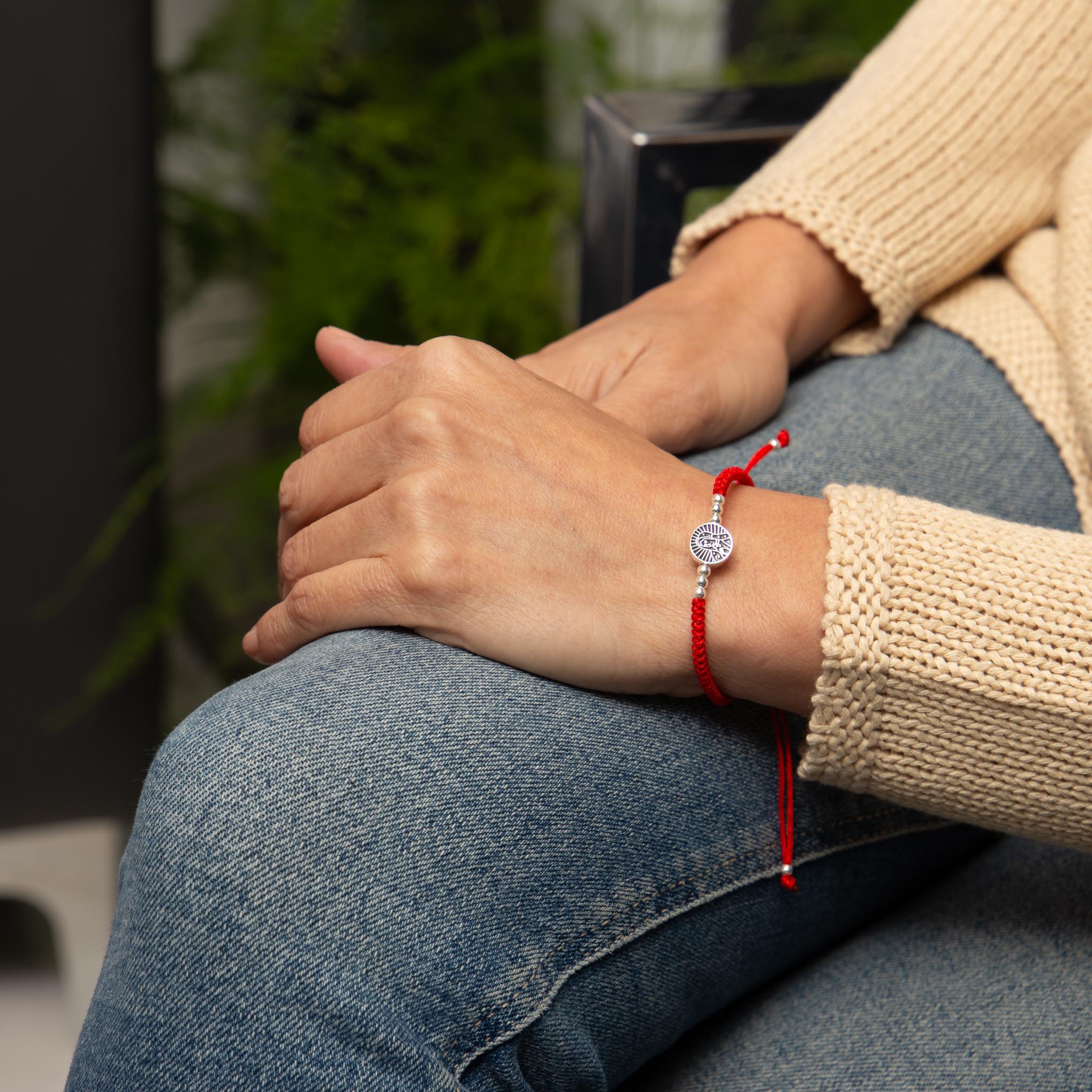Pulsera de hilo con dije de la virgen de Guadalupe en plata de plata mexicana