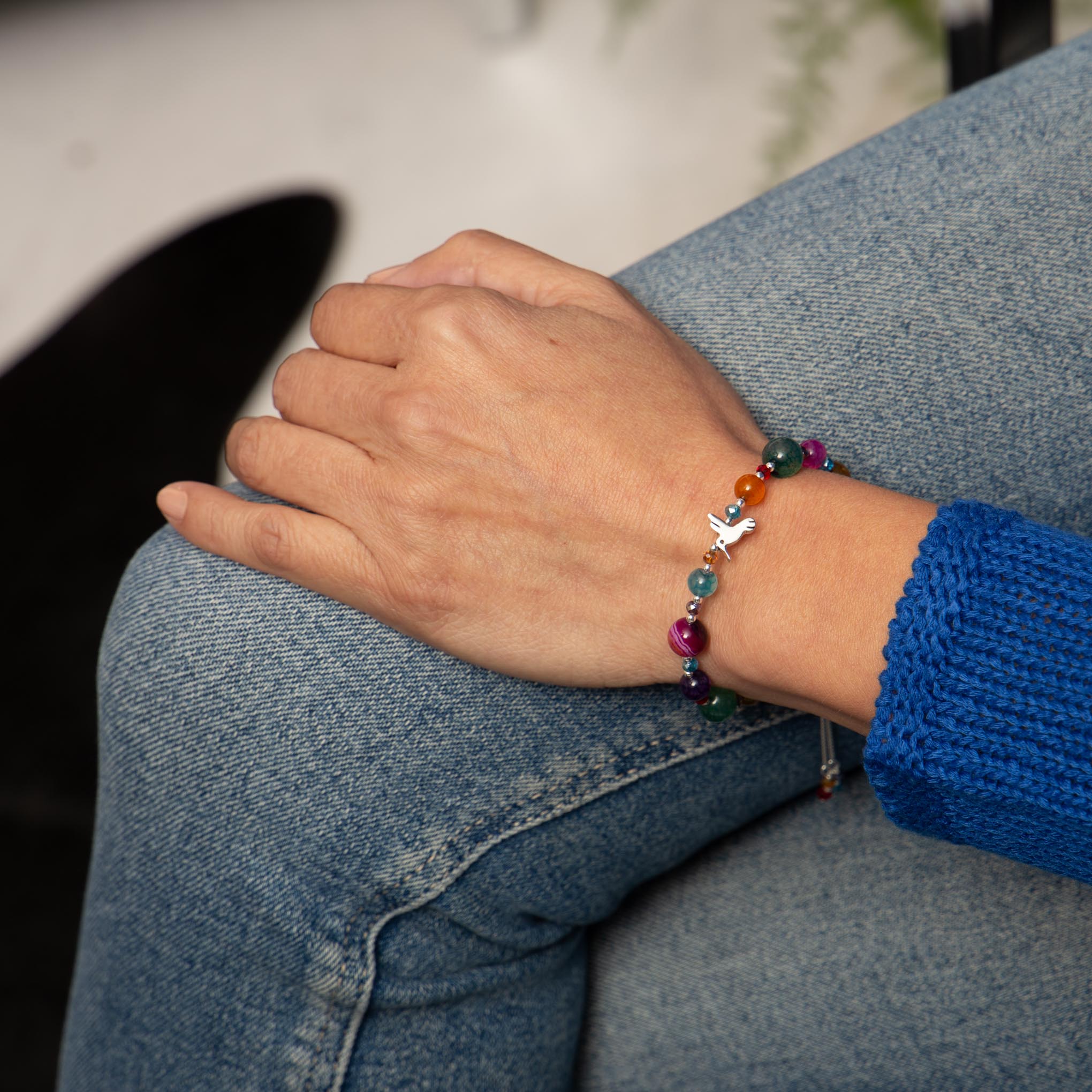Pulsera de agatas con dije de colibri en plata de plata mexicana