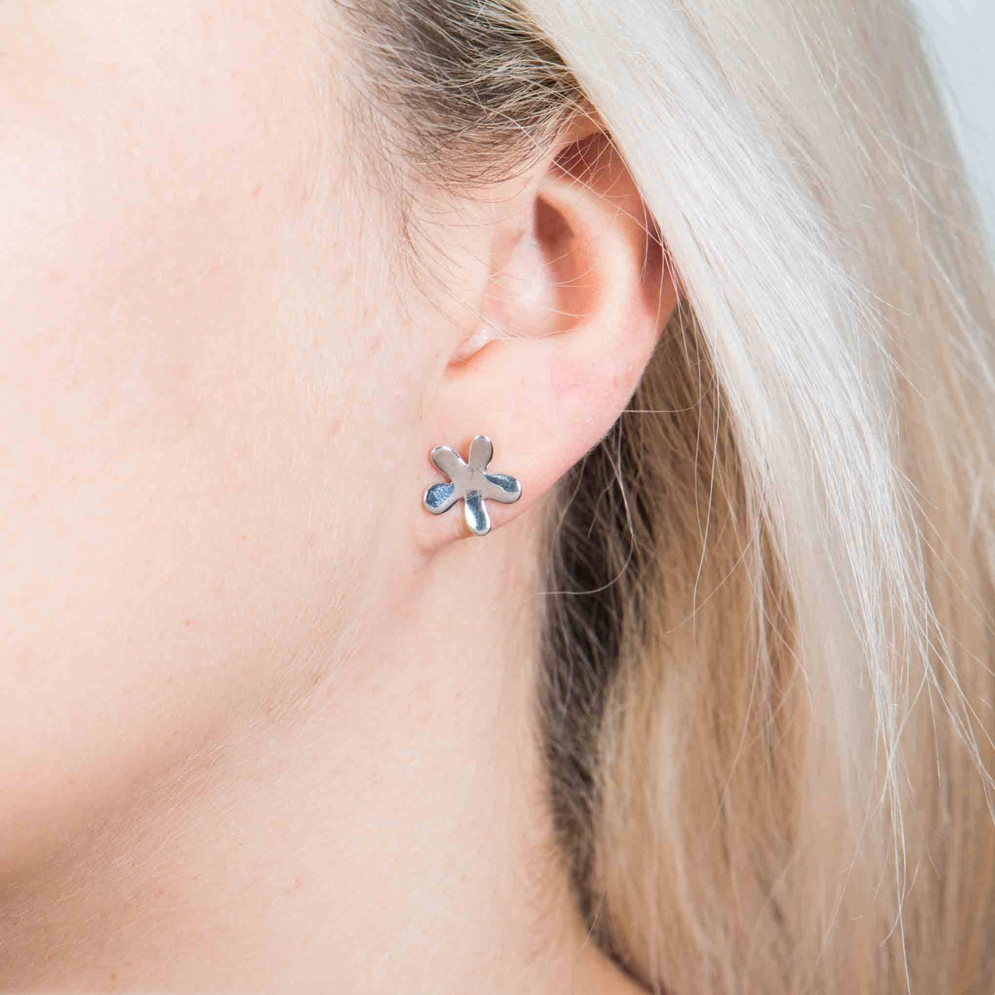 Aretes flor ondulada de Plata