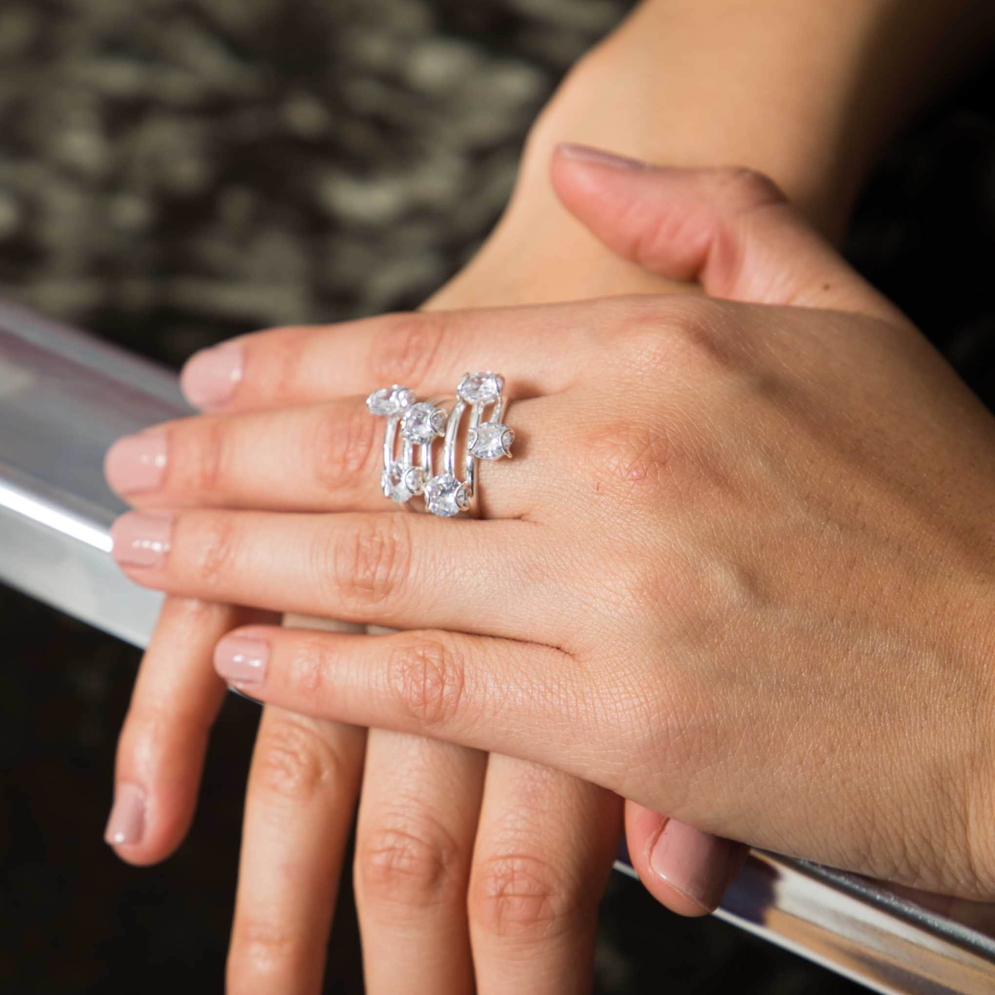 Anillo espiral de plata con seis zirconias blancas