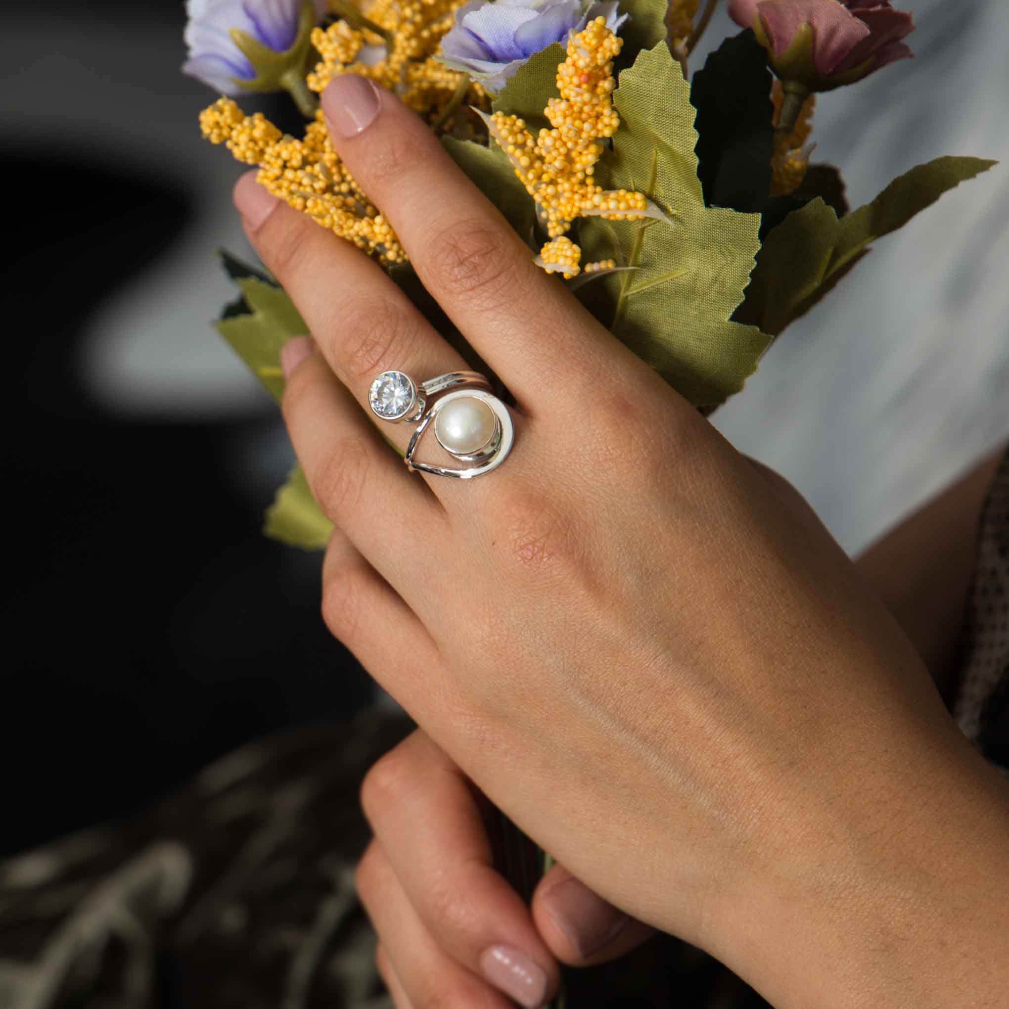 Anillo de plata con dúo de zirconia y perla